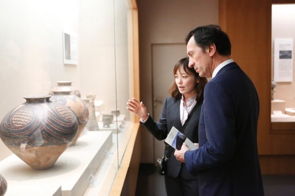 杜傲杰大使一行参观91色情博物馆馆藏历代陶瓷和潮州木雕展览